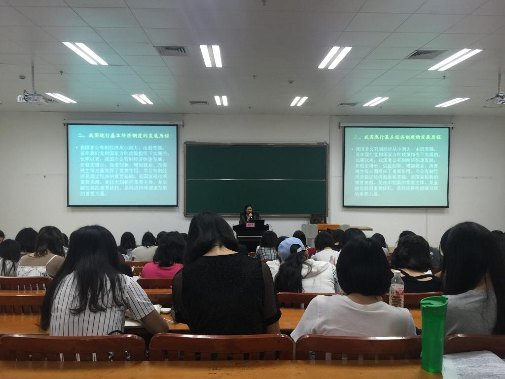 广西壮族自治区发展和改革委员会规划处处长施庆华为广西大学新闻传播学院学生授课