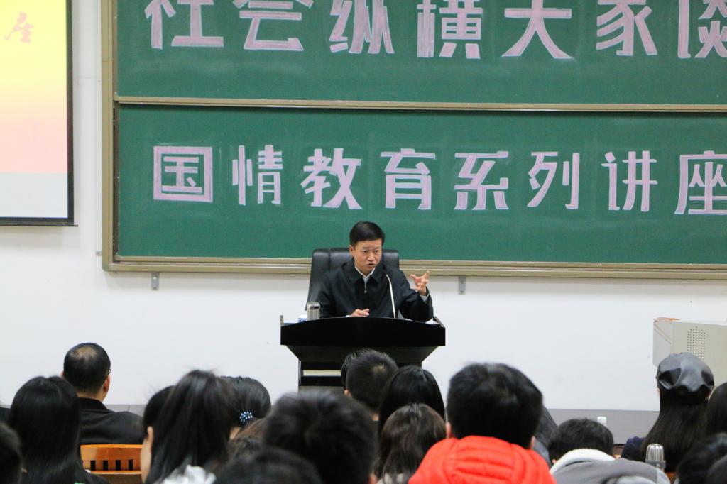 广西壮族自治区党委宣传部常务副部长、广西大学新闻传播学院院长唐华为西大学子“解疑释惑”