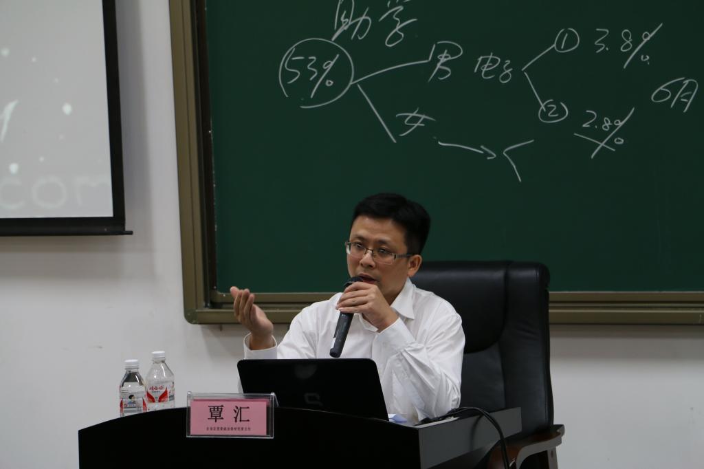 自治区党委政法委研究室覃汇为广西大学新闻传播学院学生授课